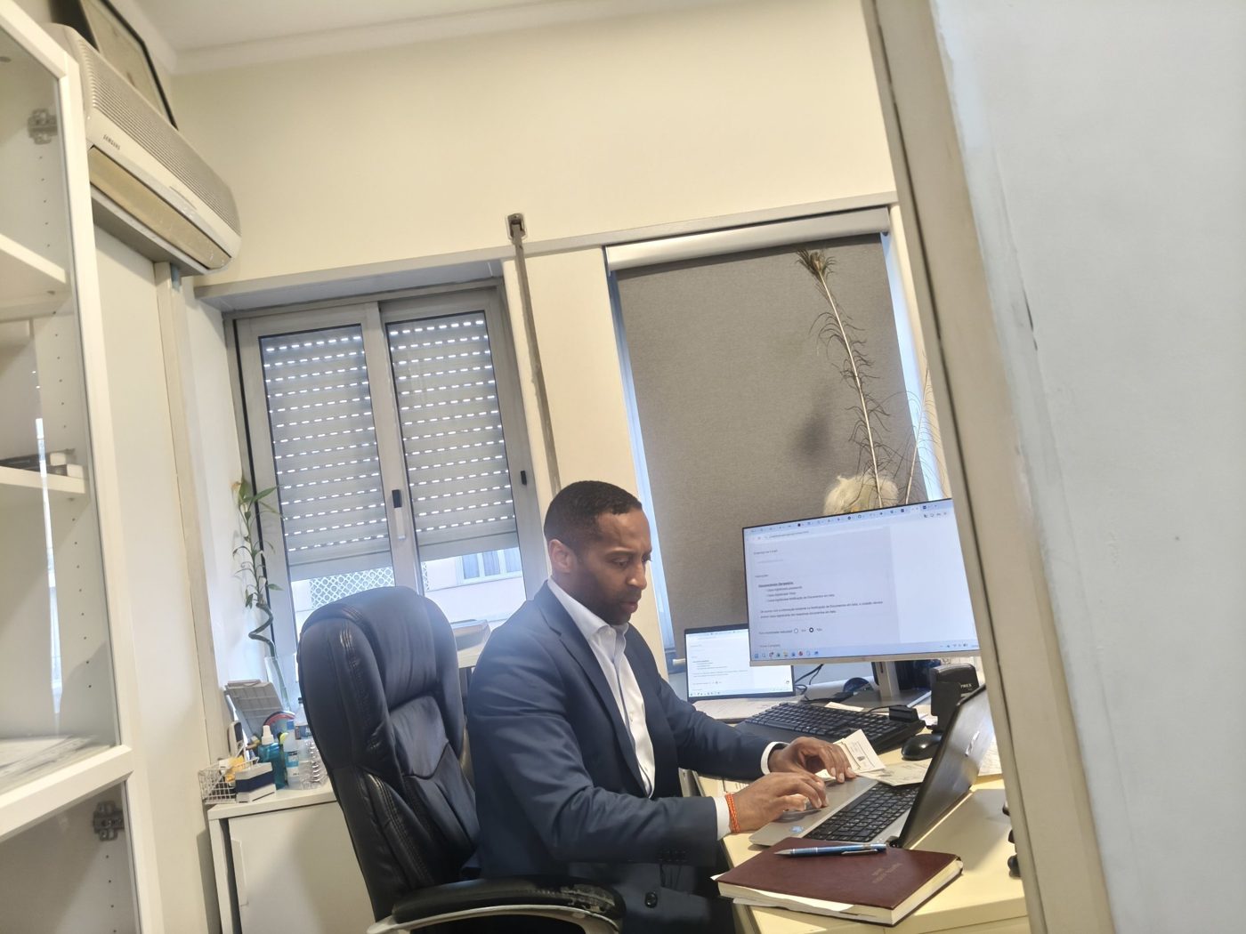José de Brito Pires a preparar um processo de visto no computador do gabinete